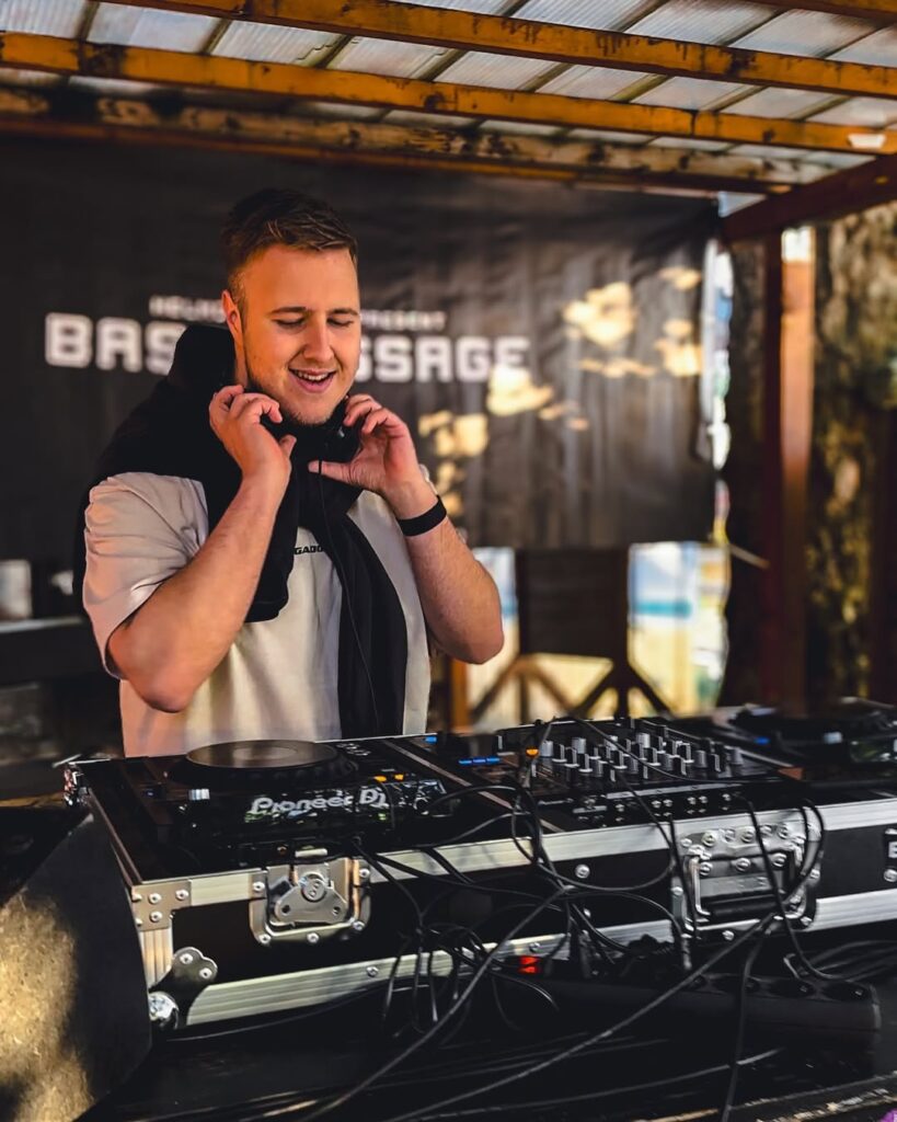 Markus Weber am Auflegen auf Pioneer Equipment